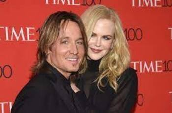 Nicole Kidman mantiene la intimidad con su esposo, Keith Urban, dándole masajes