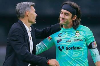 Los dos futbolistas que ofrece América a cambio de Carlos Acevedo, portero de Santos Laguna