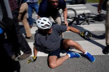 VIDEO| Joe Biden presidente de Estados Unidos se cae de su bicicleta