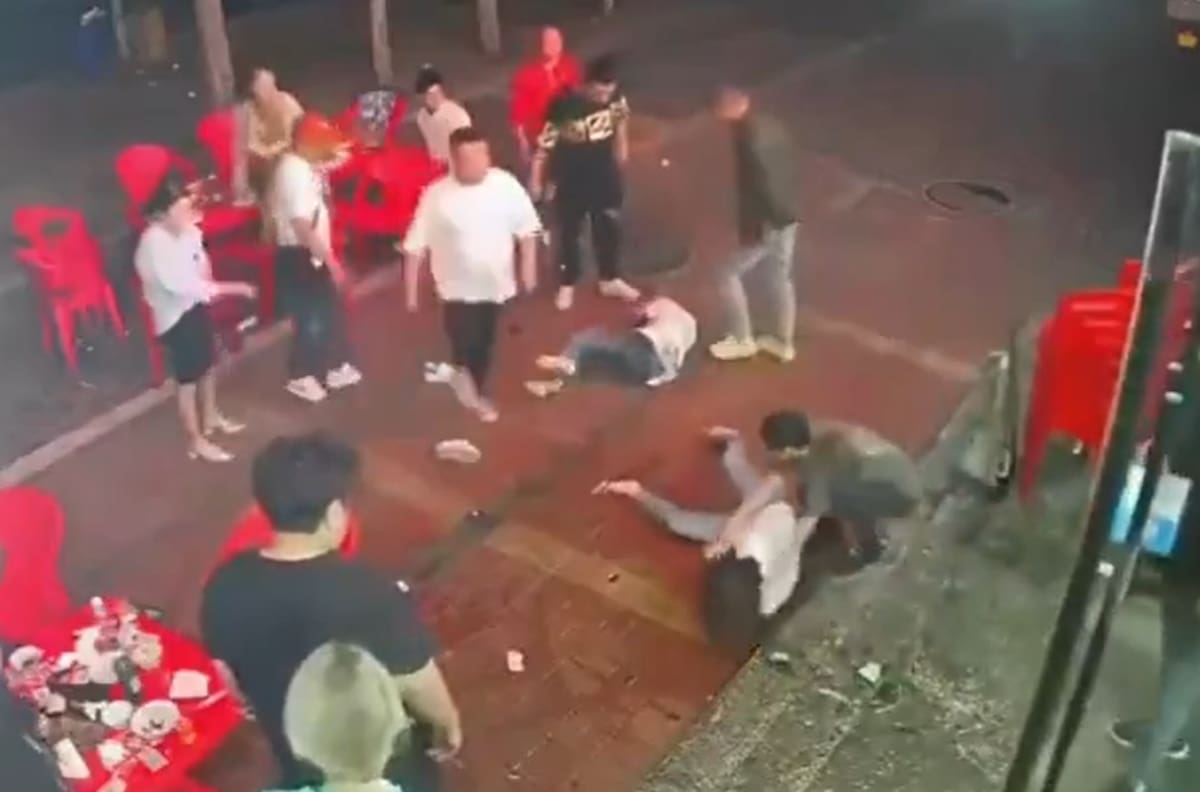VIDEO | Hombres golpean brutalmente a mujeres en un restaurante