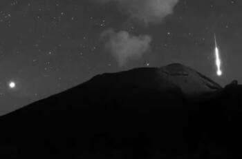 Video: Captan a un supuesto OVNI volando por el volcán Popocatépetl