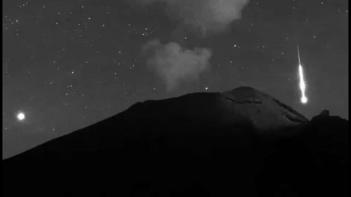 Video: Captan a un supuesto OVNI volando por el volcán Popocatépetl