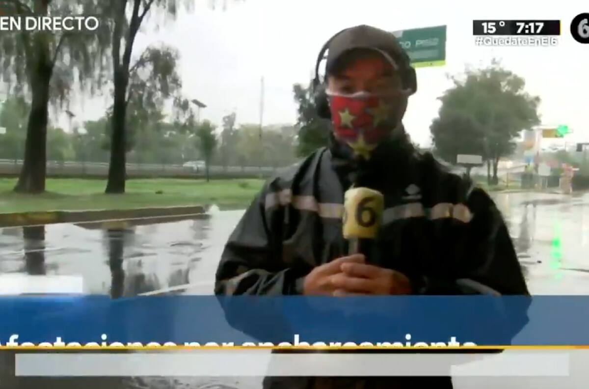 Vídeo: Camión empapa a reportero durante transmisión en vivo