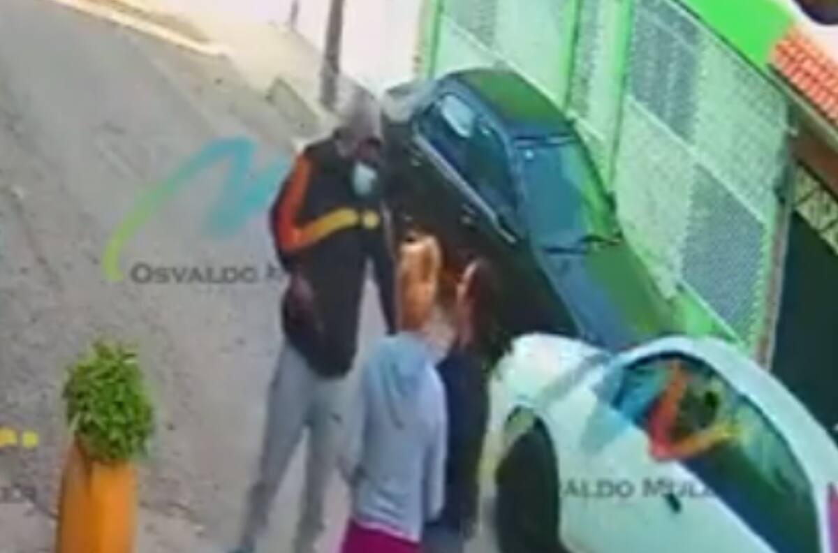 VIDEO| Cámaras de seguridad captan asalto a madre e hija en Ecatepec