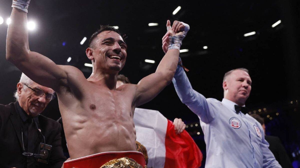 Así presume Venado López su cinturón de la FIB tras vencer a Josh Warrington
