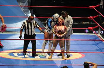 Princesa Sugehit retiene su cinturón ante Stephanie Vaquer