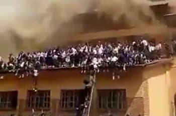 VIDEO | Más de 100 niñas del Congo saltan desde el techo de una escuela que se incendiaba para salvarse