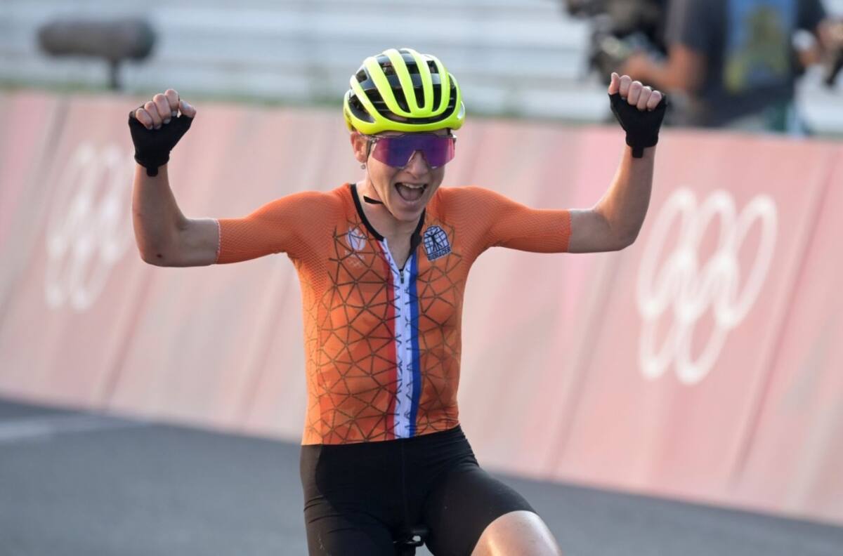 Ciclista llegó en segundo lugar y celebró pensando que era la ganadora