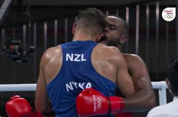 Video: Descalifican a un boxeador olímpico por intentar morder a su rival