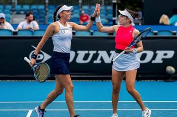 Giuliana Olmos triunfó y se instaló en los cuartos de final en dobles del Australian Open.