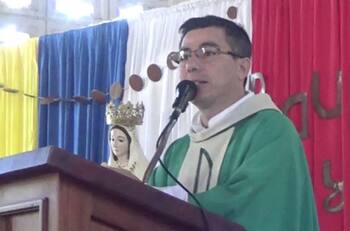 Acusan a sacerdote de tráfico de migrantes y de abandonar un niño en el desierto