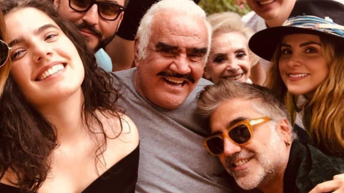 Vicente Fernandez: Su nieta, Camila Fernández, tiene prohibido visitar a su abuelo en el hospital