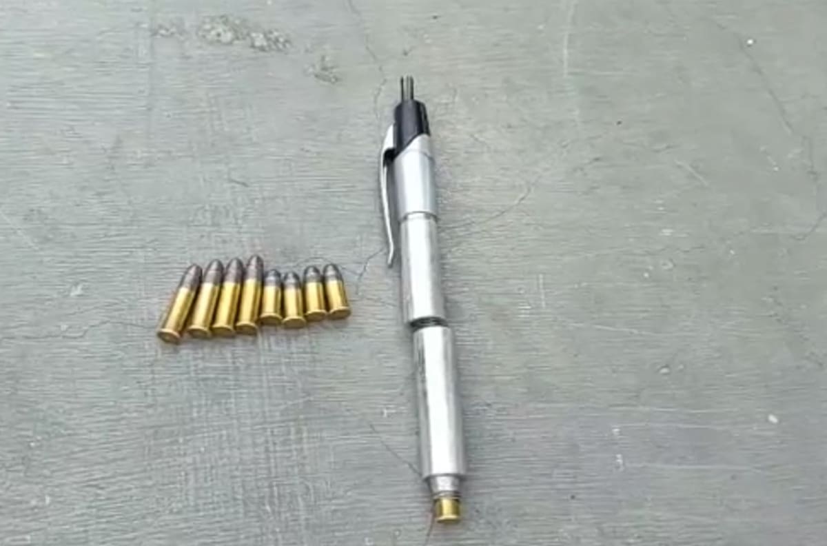 ¡Impresionante! Policía captura a un hombre que portaba una arma en forma de pluma