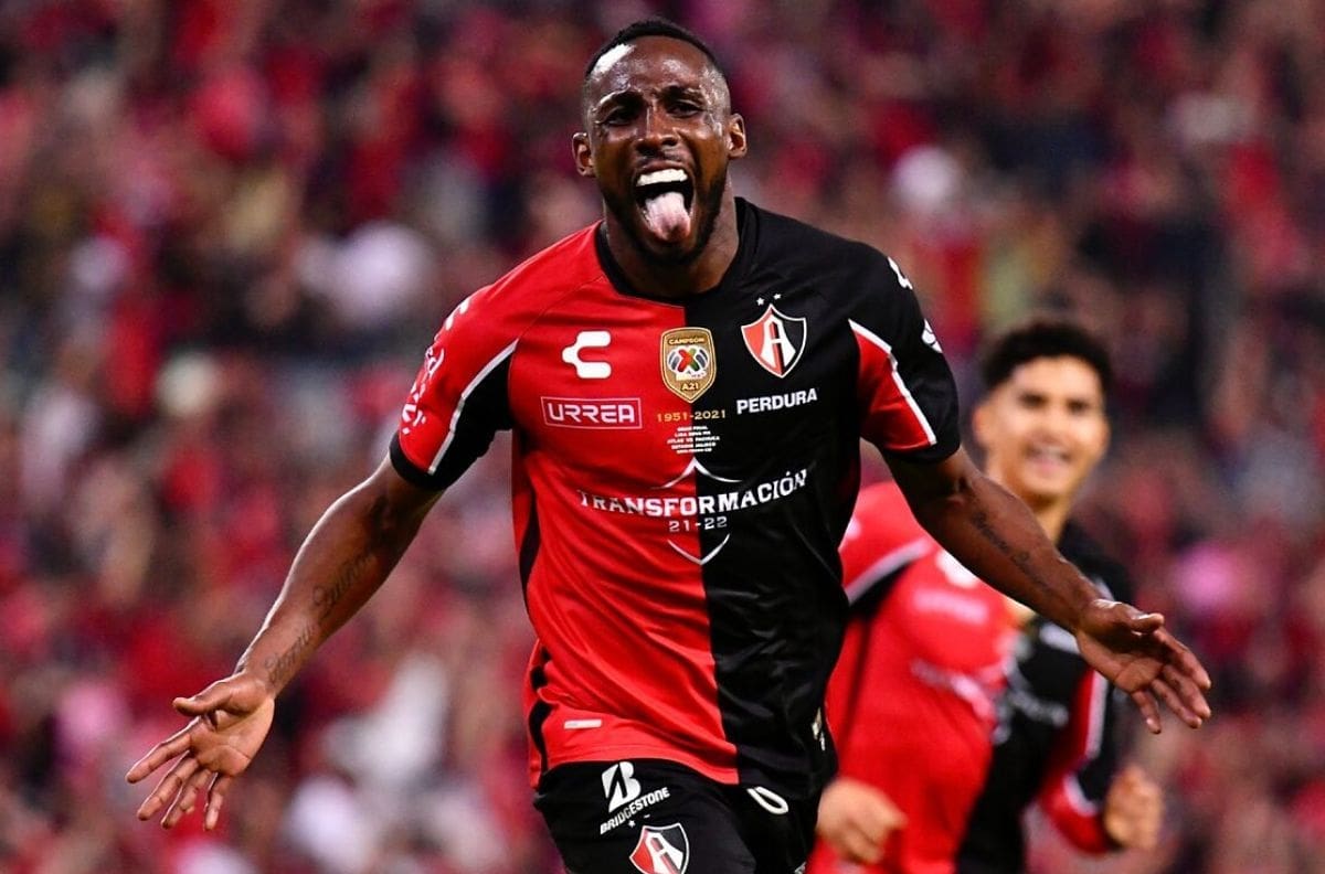 Eddy Reynoso salió en defensa de Julián Quiñones tras fallar el penal frente a Cruz Azul