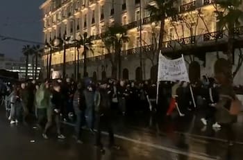 VIDEO | Más de 2.000 personas protestan en Grecia por choque de trenes que ya tiene 57 fallecidos