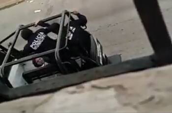 Mujer es agredida brutalmente por policías en Tabasco