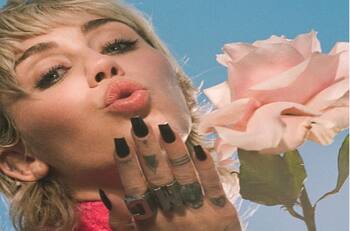 Miley Cyrus devastada llora la muerte de uno de sus fans por ataque homofóbico