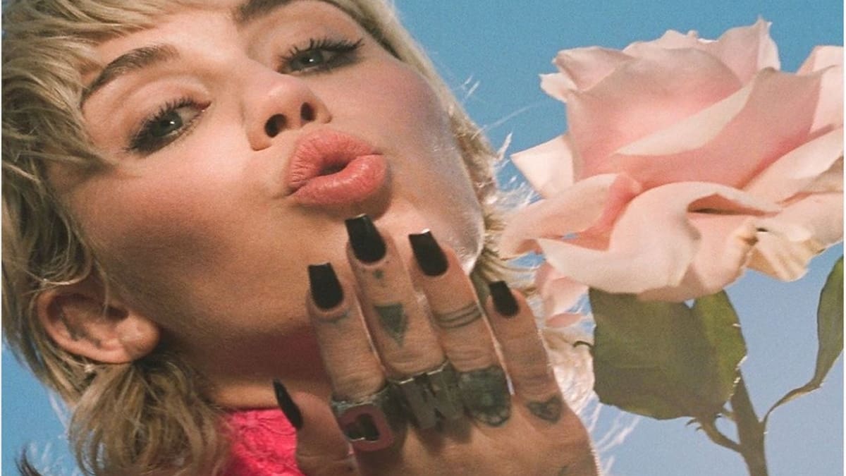 Miley Cyrus devastada llora la muerte de uno de sus fans por ataque homofóbico
