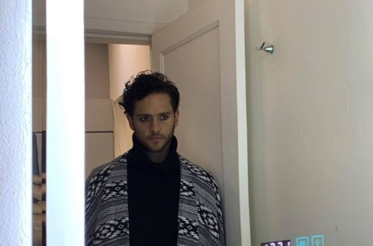 A integrante de "Rebelde", Christopher Uckermann, le prohiben la entrada a un avión