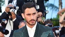 Alejandro Speitzer desfila por primera vez en Cannes y enamora con su estilo