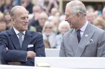 “Ya lo extrañamos enormemente", la emotiva despedida del príncipe Carlos a su padre Felipe