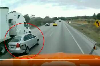 VIDEO | Tráiler empuja a un carro y provoca fuerte accidente en la carretera