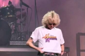 Miley Cyrus usa una playera de Hannah Montana en su concierto