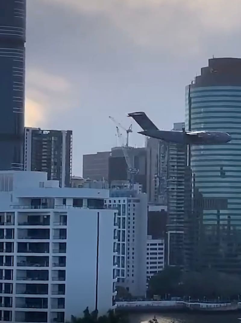 A a esta altura sobrevoló la aeronave. Captura video.