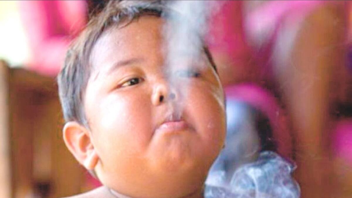 Así luce actualmente "el bebé fumador", quien se hizo famoso por consumir 40 cigarros al día