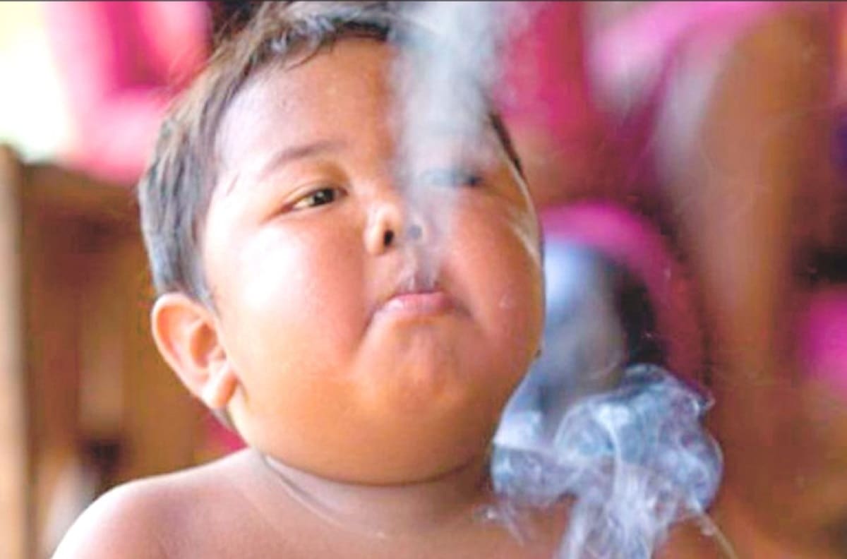 Así luce actualmente "el bebé fumador", quien se hizo famoso por consumir 40 cigarros al día