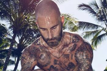 Adam Levine practica yoga y despierta a las redes con sus tatuajes