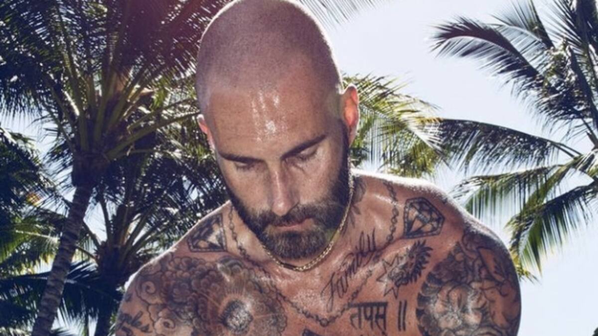 Adam Levine practica yoga y despierta a las redes con sus tatuajes