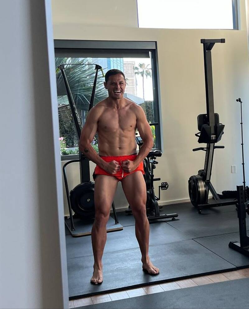 Javier Chicharito Hernández exhibe su musculatura frente al espejo