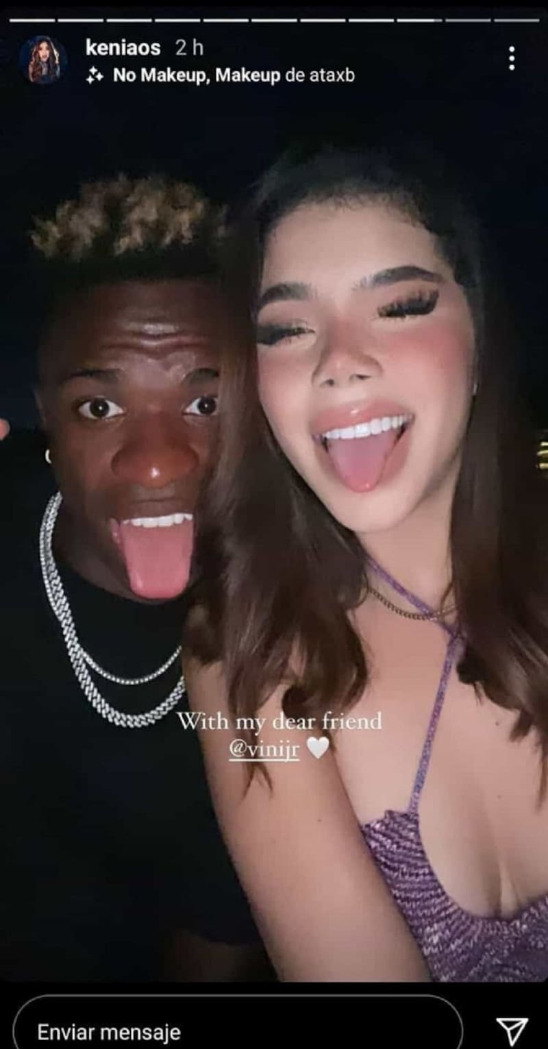 Kenia Os junto a Vinicius