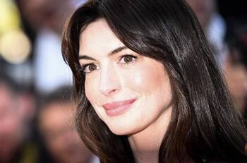 Rutina de skincare de Anne Hathaway para una piel hermosa y saludable ¡sin botox!