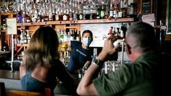 En Israel un bar te regala bebidas si te aplicas la vacuna contra el Covid-19 en el local