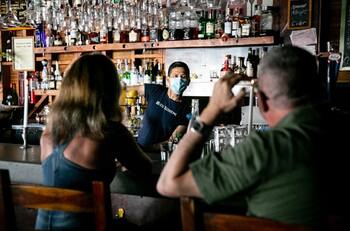 En Israel un bar te regala bebidas si te aplicas la vacuna contra el Covid-19 en el local