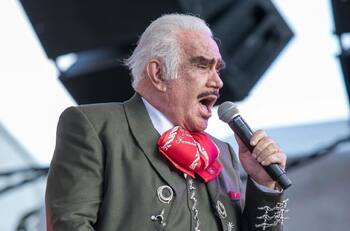Vicente Fernández sigue crítico pero estable y su familia ya pidió una segunda opinión médica