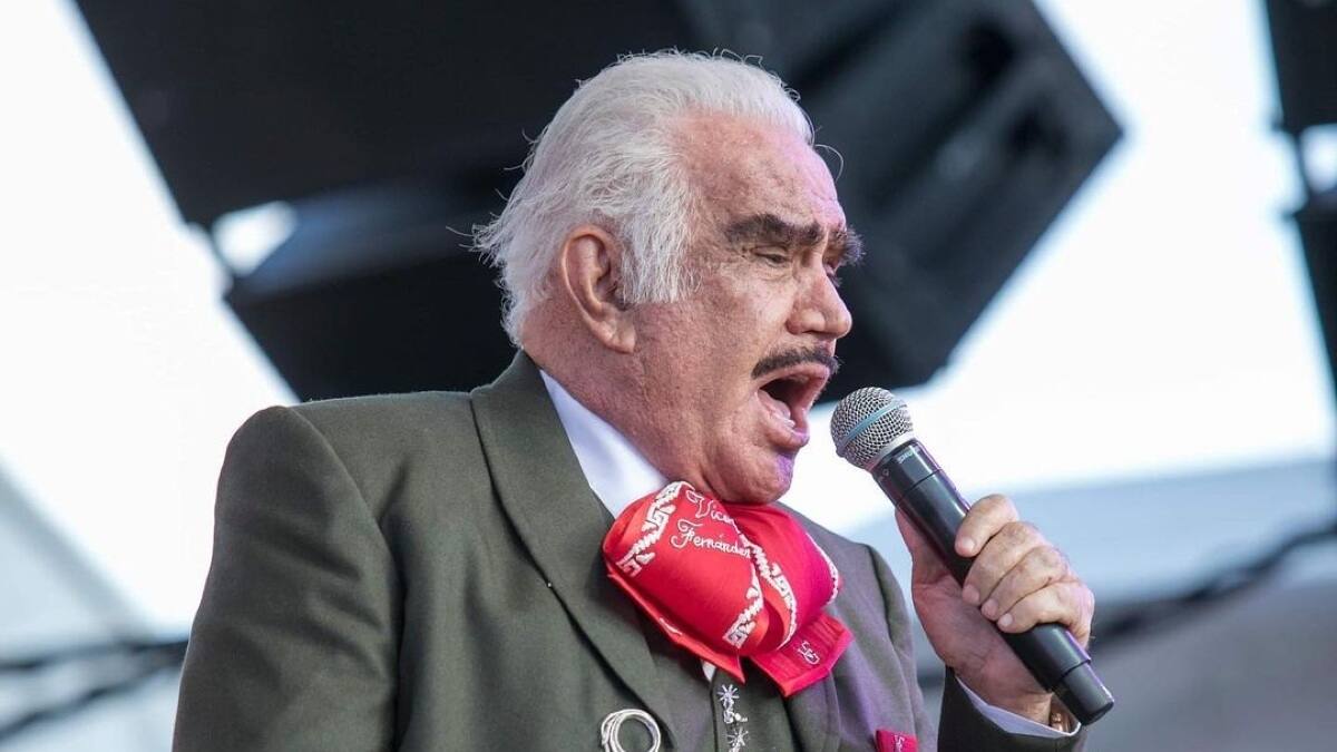 Vicente Fernández sigue crítico pero estable y su familia ya pidió una segunda opinión médica