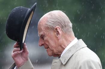 Rechazan flores pero aceptan dinero para homenajear al príncipe Felipe: Familia real abrió un libro de condolencias en línea