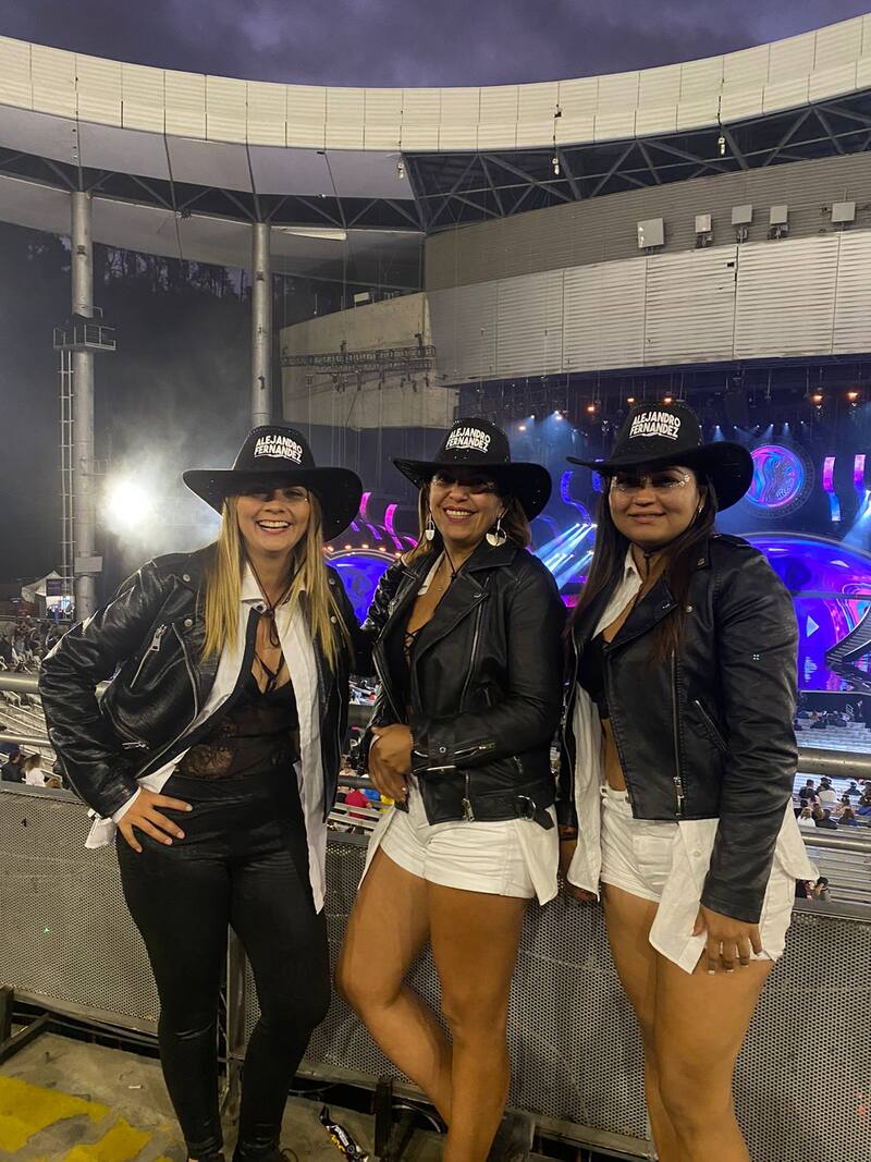 Fans esperando a Alejandro Fernández en Viña 2023