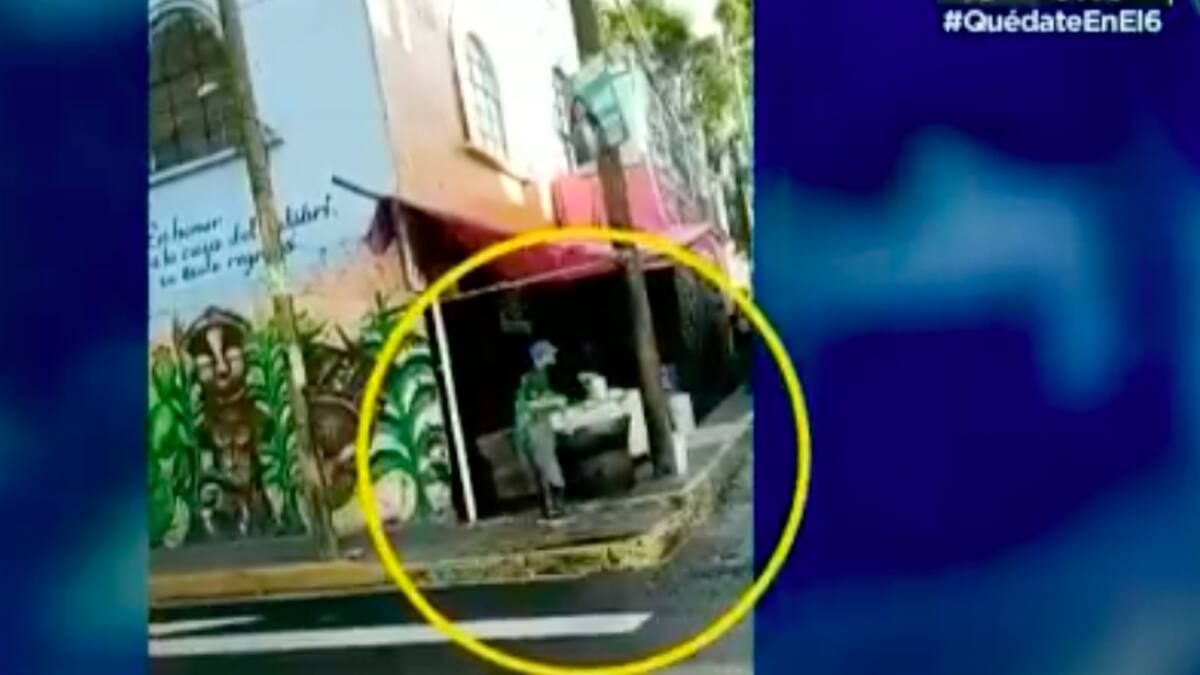 Vídeo: Captan a taquero enjuagando trapo en charco de agua sucia en Álvaro Obregón