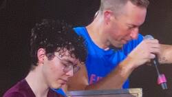 Coldplay invita a fan mexicano a tocar con ellos en concierto de Monterrey