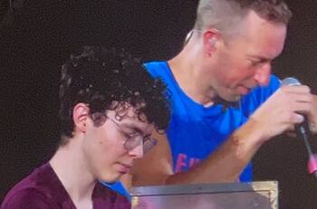 Coldplay invita a fan mexicano a tocar con ellos en concierto de Monterrey