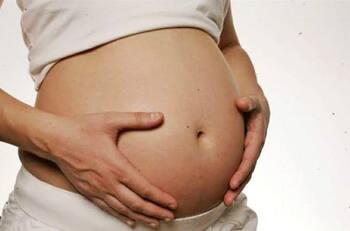 Mujer que perdió a su hija por tumor cerebral, 5 años más tarde dio a luz a sus 57 años