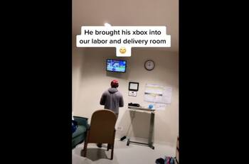 Video: Novio se pone a jugar Xbox en el hospital mientras su pareja estaba en labor de parto