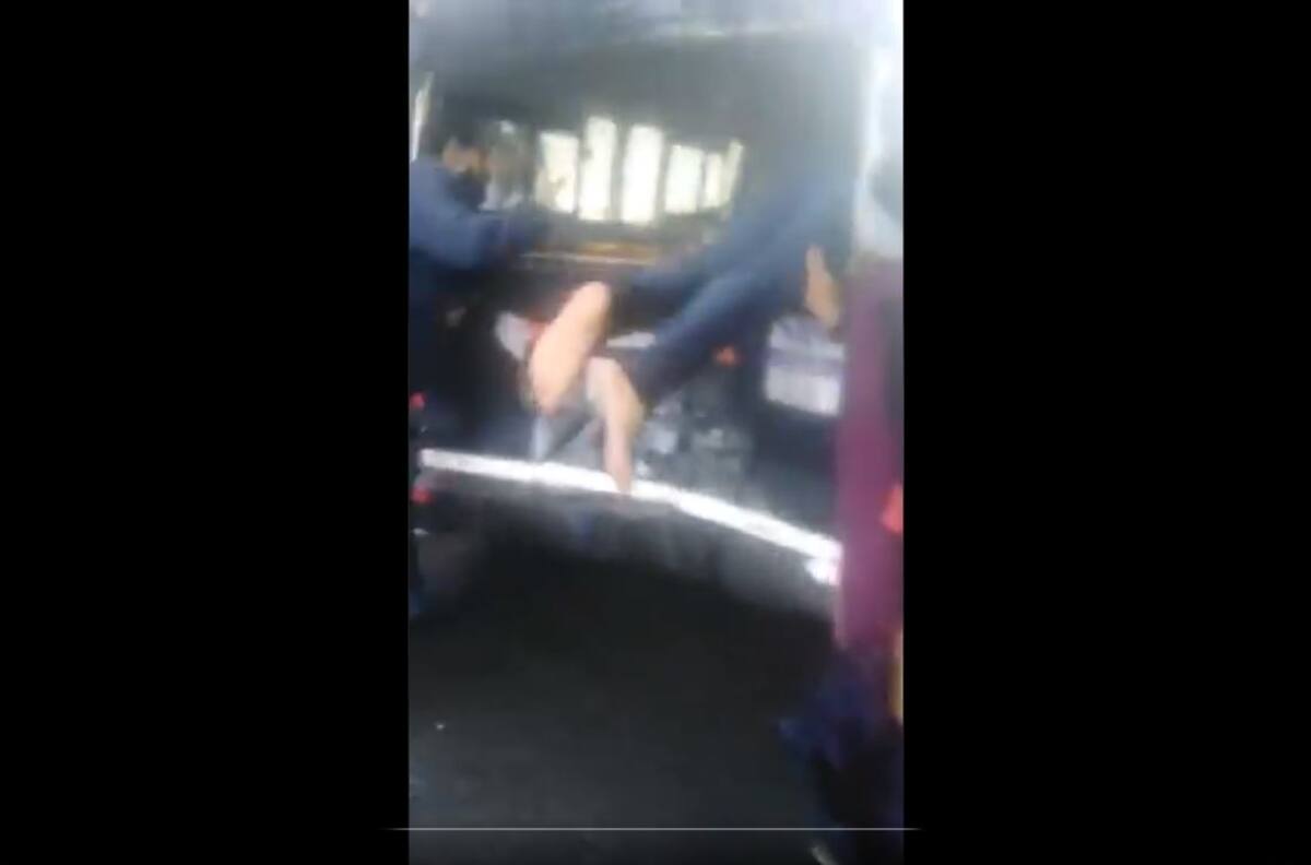 Motociclista se incrustó en combi en Edomex; queda colgando