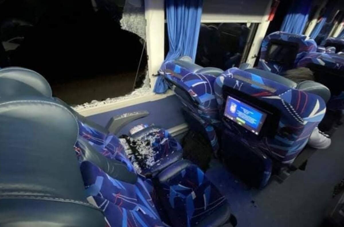 El que se enoja pierde: Hombre se arrojó por la ventana de un autobús y murió atropellado