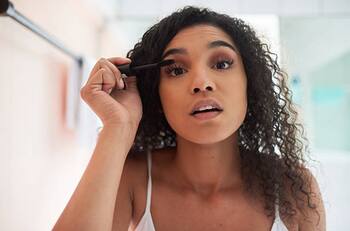 ¿Cómo enchinar las pestañas de forma natural?