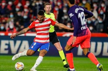 Atlético de Madrid cae 2-1 ante el Granada y se aleja del Real Madrid